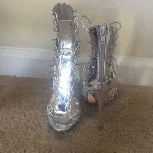 size 7shoe silver open toe with a roping side look